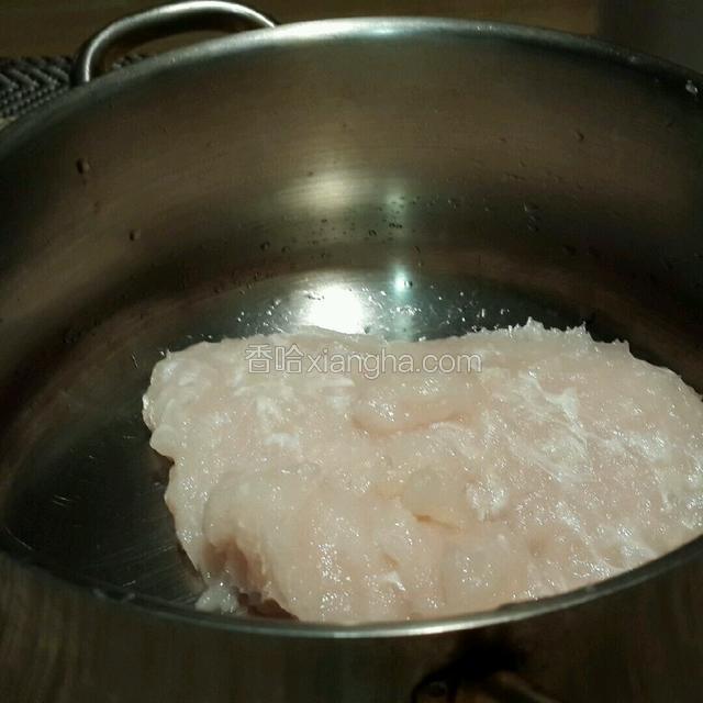 鱼肉剁成泥至起胶