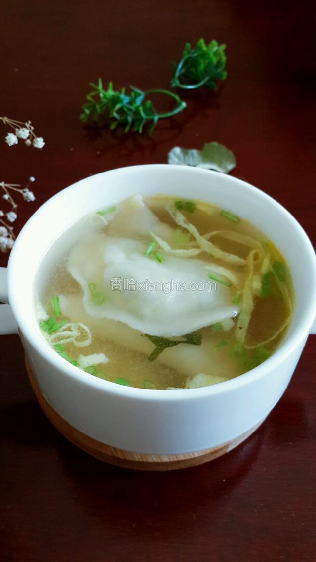锅加适量清水，下入饺子煮熟，另起锅加入清鸡汤烧开倒入碗中，煮熟的饺子捞出入鸡汤中即成，最后可加少许蛋皮丝和葱末，紫菜。