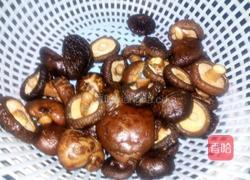 咸蛋黄香菇瘦肉烧麦的做法图解3