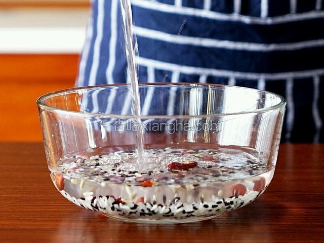 杂粮洗净后加水浸泡2个小时以上;