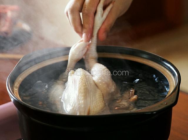 放入锅中焯水,待鸡皮变黄即可。