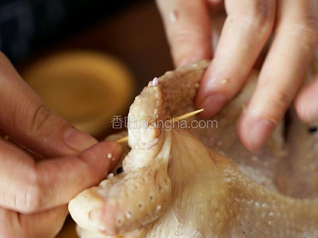 用牙签封口插稳;