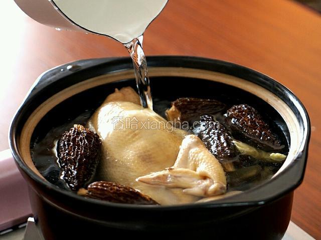 起砂锅,放入鸡,再放姜片、羊肚菌,加足量水,大火烧开;