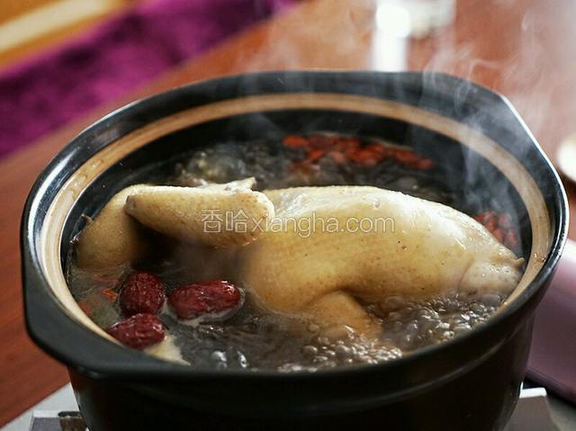 大火烧开后,放入红枣,枸杞;