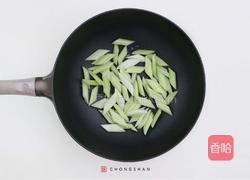 西芹清炒鲜百合的做法图解1