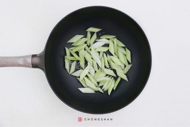 锅中放入油，以中火烧至五成热，放入姜末爆香，随后放入西芹翻炒片刻。