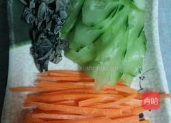 黄瓜木耳炒肉的做法图解1
