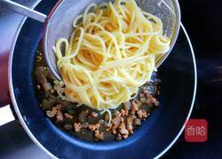 洋葱炒意面的做法图解4