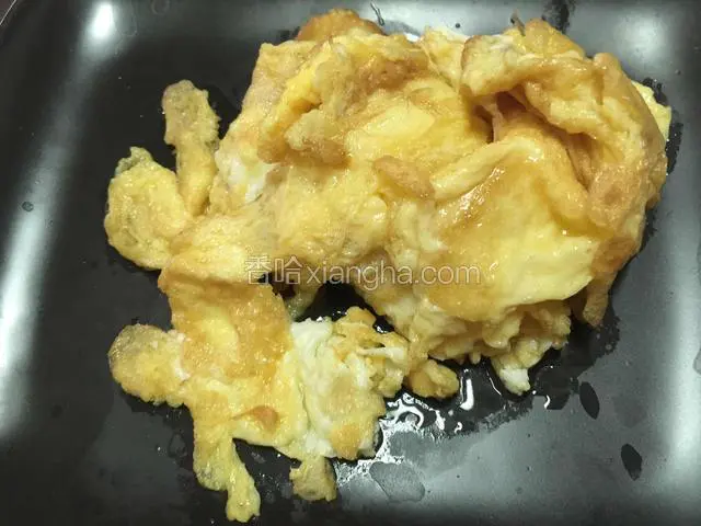 翻炒至凝固盛出备用。