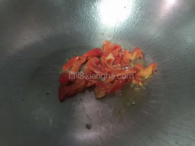 锅内再放油烧热（因为炒鸡蛋时放的油多，此时要少放油），放入红椒丝翻炒几下。