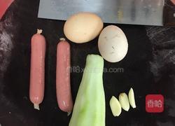 鸡蛋香肠炒丝瓜的做法图解1