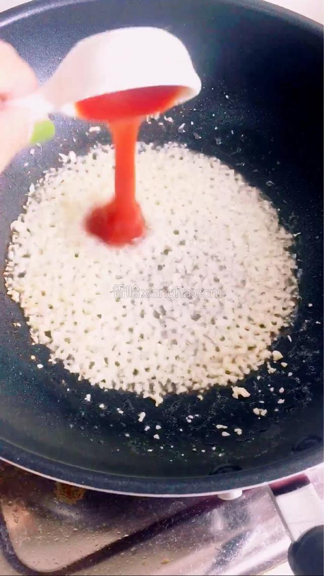 调入番茄酱、盐、糖炒均匀