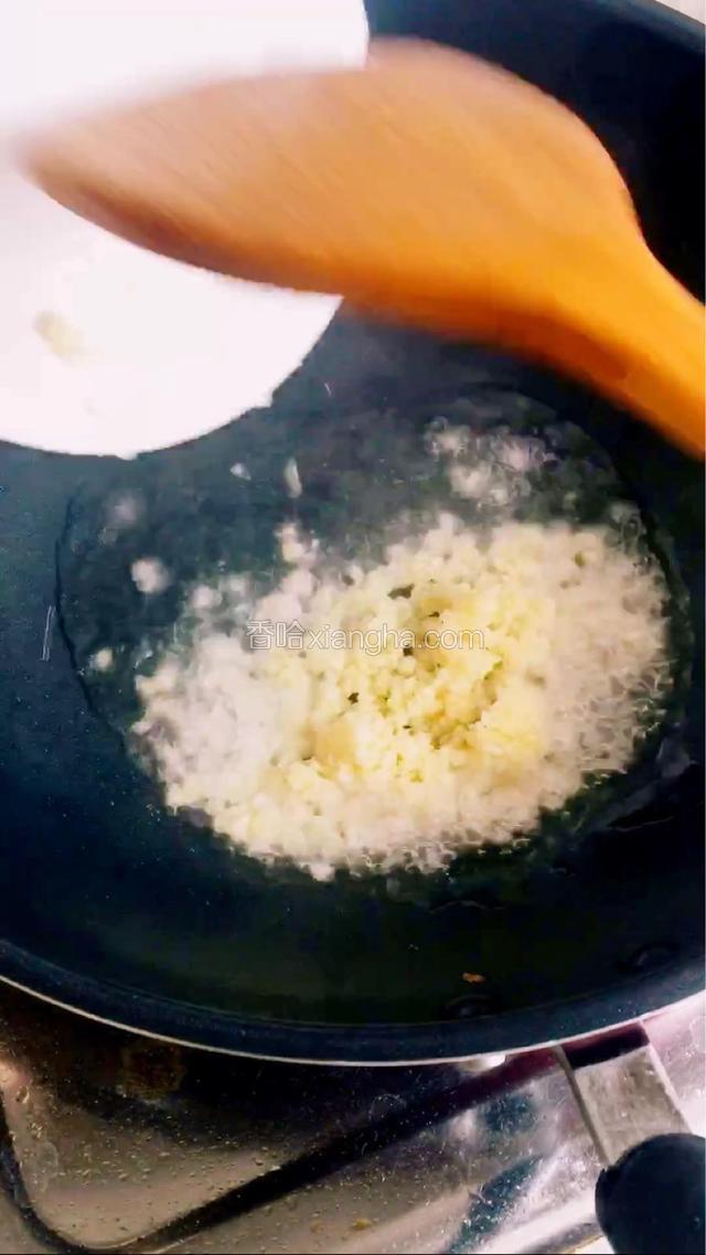 剩底油，下蒜末爆香