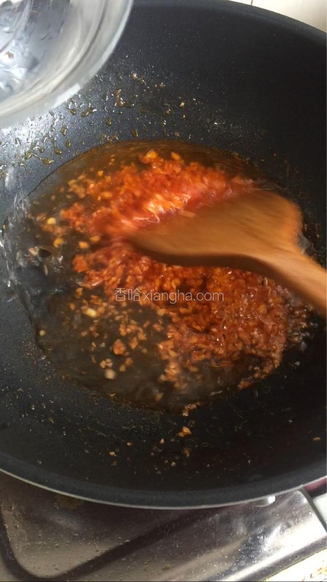 倒入适量的清水煮沸