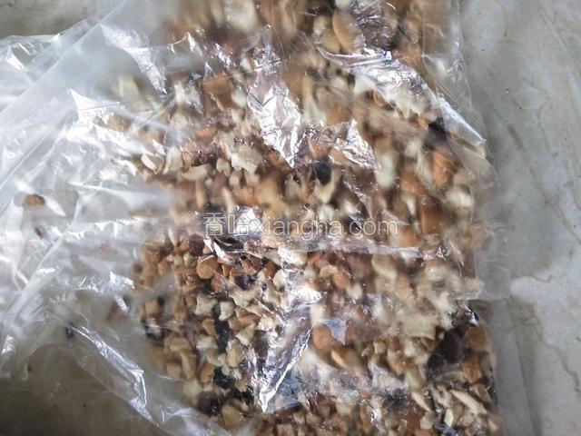 腰果放入袋子里用擀面杖敲碎