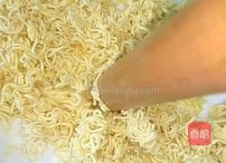 火腿 方便面新吃法的做法图解2