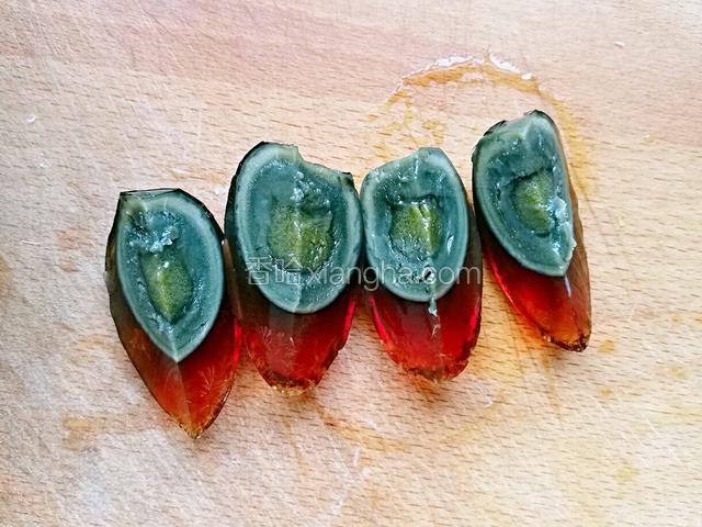 松花蛋用刀切四瓣