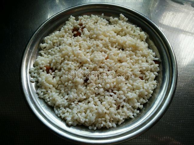 上面铺上糯米