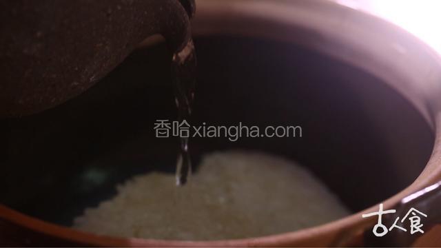 蒸好的米晾至温度在三十度，倒入洁净的锅里，逐渐倒入同温度的纯净水，把米冲散