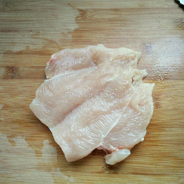 鸡胸肉洗净沥干水份，从中间片开，不要片断，如图