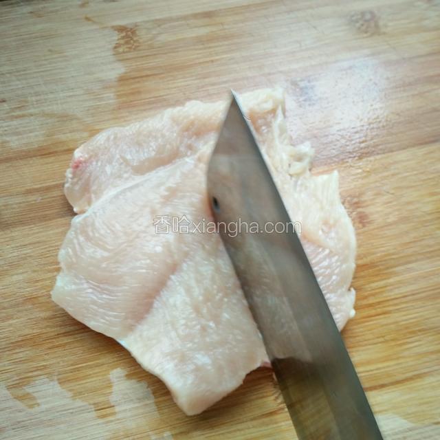 用刀背轻轻把肉敲松散