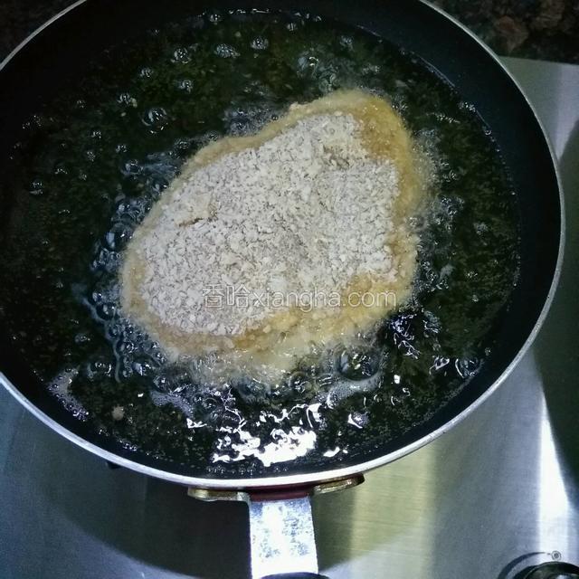 锅里热油，油温六成热下入鸡胸肉