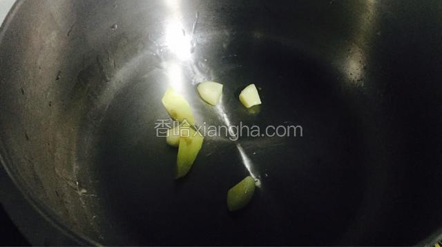 另取一汤锅，下姜蒜爆香