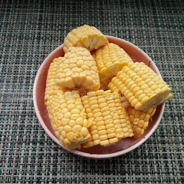 玉米切段，再切开（也可以不切开）