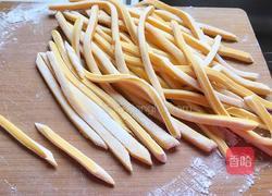 花旗参母鸡汤手工刀切面的做法图解3