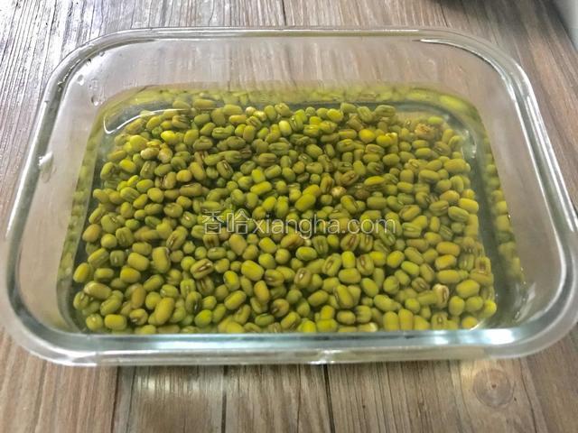 绿豆提前洗净，浸泡三小时左右