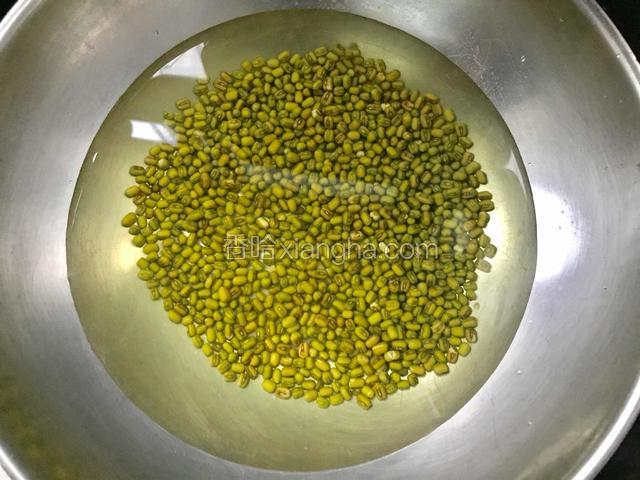 将浸泡的绿豆连同水放入锅中，开大火