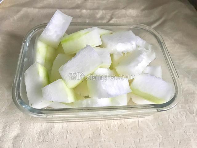 冬瓜洗净后去皮，切成适当的块