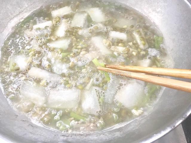 冬瓜煮熟后加盐拌匀即可