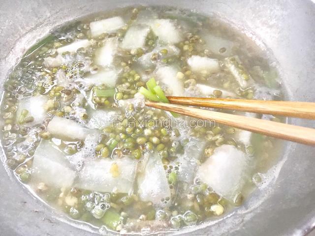 出锅前，夹出葱段丢弃