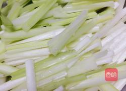 韭黄炒藕丝的做法图解1