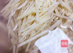 韭黄炒藕丝的做法图解2