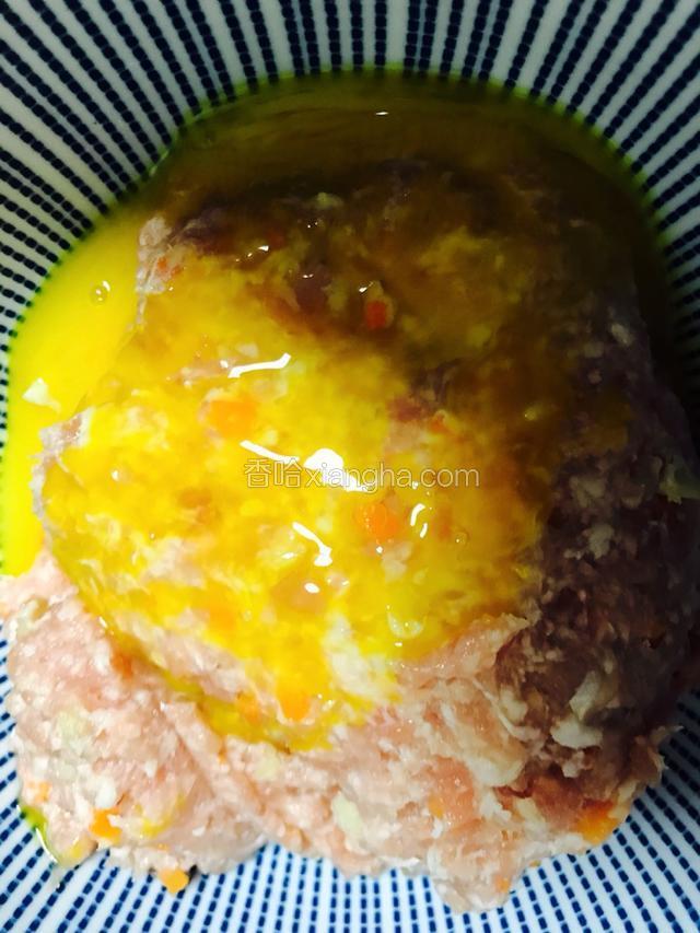 把蛋液倒入肉泥里