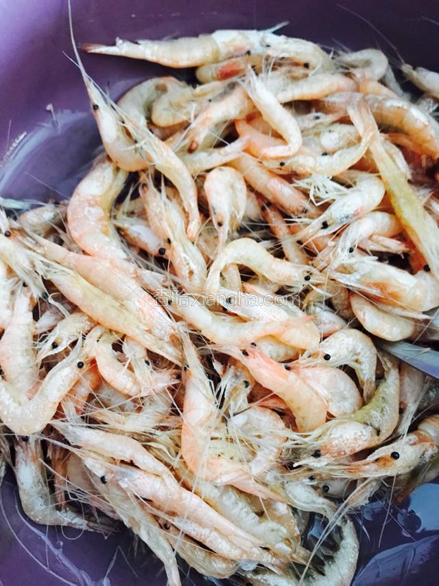 因为是冷冻过的虾子，我先用清水过了几遍