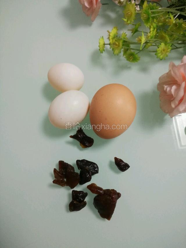 准备飞鸽蛋二枚，草鸡蛋一枚和龙眼肉