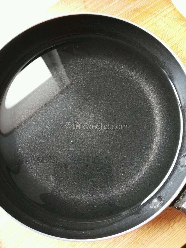 准备不粘小锅，放水和龙眼肉，冰糖，中火烧开，冰糖化开转小火，敲入蛋，待蛋慢慢凝固，就OK啦！