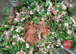 Illustration of how to make wontons stuffed with leek, egg and meat 5