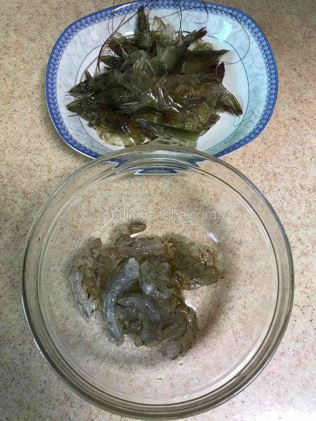 将鲜虾开背抽掉沙线取出虾仁。