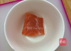 宝宝辅食～三文鱼奶香蛋黄羹的做法图解1