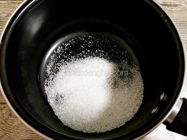 准备一个干净无油无水的锅，先倒入白砂糖