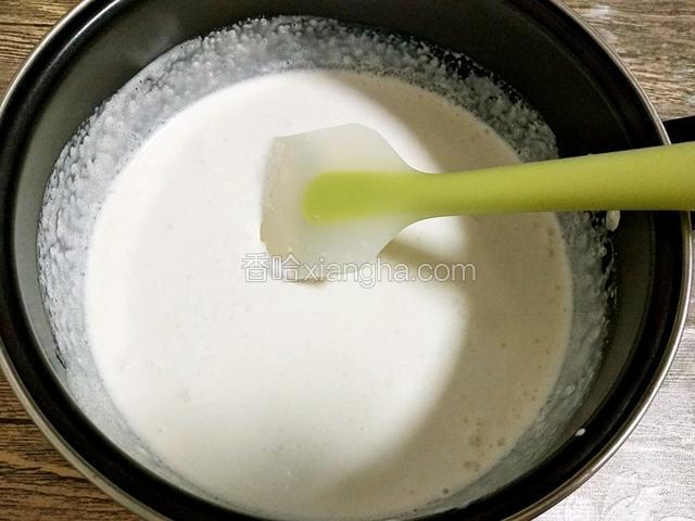 依次倒入牛奶，淡奶油，椰浆，搅拌均匀
