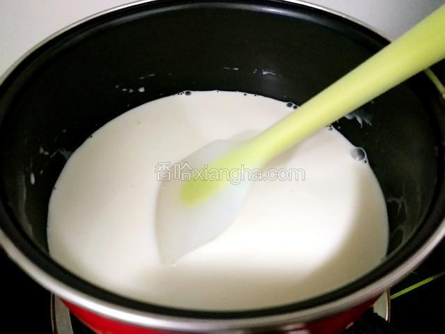 这期间要轻轻搅拌，白砂糖融化后即可关火