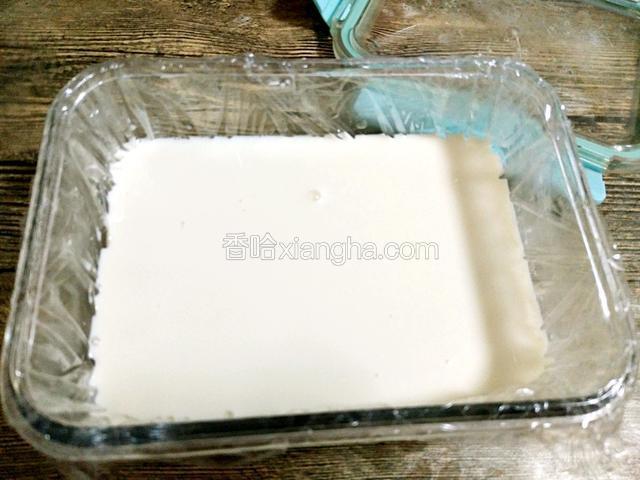 放凉后倒入提前准备好的盒子中