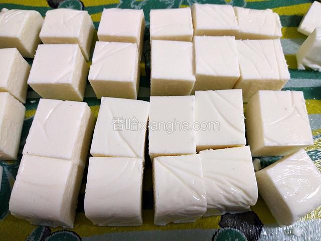 用刀切成小方块