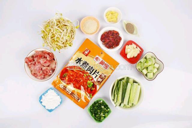 准备齐全食材，兔肉洗净切丁，黄瓜切条