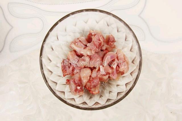将切好的兔肉放入碗中腌制